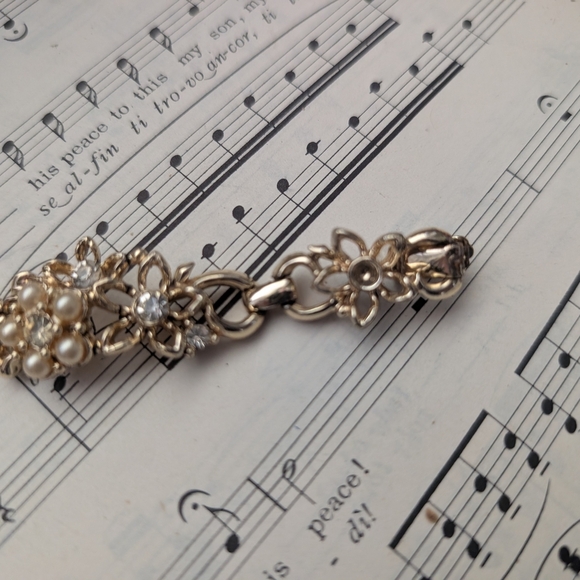 Vintage 50s Goldtone Floral Bracelet With Gemstones And Faux Pearls - Picture 6 of 13